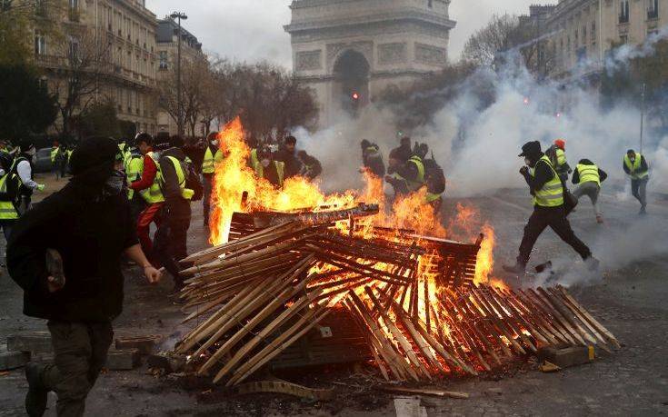 «Μουδιασμένος» ο πολιτικός κόσμος της Γαλλίας από τις ταραχές στο Παρίσι
