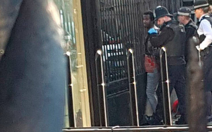 Με τέιζερ ακινητοποίησαν τον άνδρα που μπήκε στο βρετανικό κοινοβούλιο