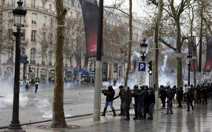 To στιγμιότυπο που έκλεψε την παράσταση στις συγκρούσεις «κίτρινων γιλέκων» και αστυνομίας