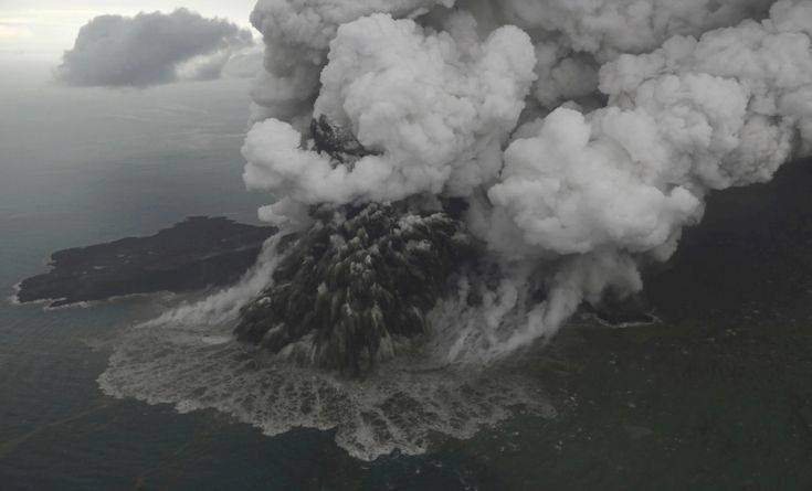 Κομμάτι που αποκολλήθηκε από το ηφαίστειο στην Ινδονησία προκάλεσε το φονικό τσουνάμι