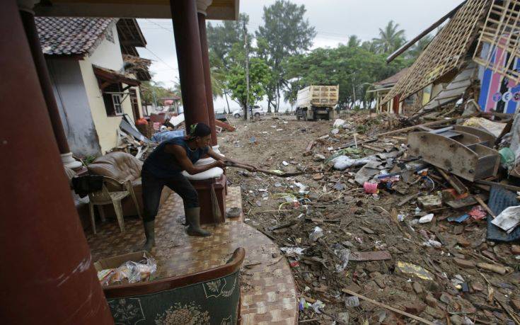 Φονικές πλημμύρες και κατολισθήσεις στην Ινδονησία