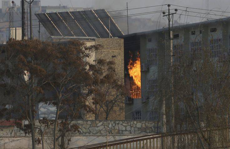 Ένοπλοι εισέβαλαν σε κυβερνητικό κτίριο στην Καμπούλ και κράτησαν ομήρους