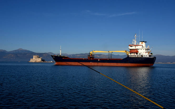 Αποκολλήθηκε το φορτηγό πλοίο που προσάραξε στο Ναύπλιο