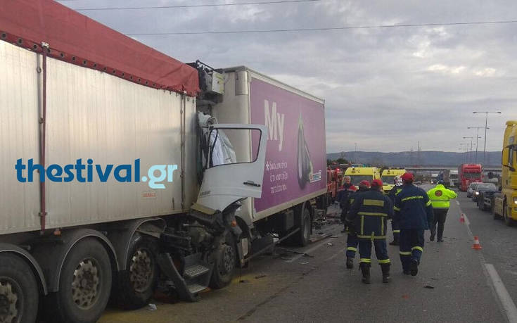 Σοβαρό τροχαίο με φορτηγά και νεκρό στη Θεσσαλονίκη