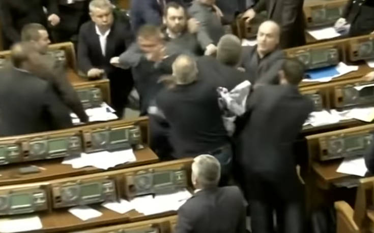 Μπουνιές και ξύλο στη Βουλή της Ουκρανίας