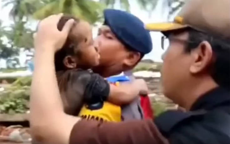 Πεντάχρονος ανασύρθηκε ζωντανός 12 ώρες μετά το τσουνάμι στην Ινδονησία