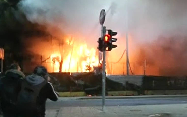 Στις φλόγες εργοτάξιο του μετρό στα επεισόδια στη Θεσσαλονίκη