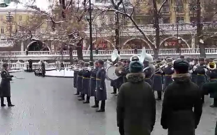 Η μουσική έκπληξη της ρωσικής στρατιωτικής μπάντας στον Αλέξη Τσίπρα