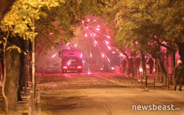 Αύρες εναντίον μολότοφ στα Εξάρχεια