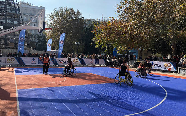 Η Πλατεία Συντάγματος μεταμορφώθηκε σε γήπεδο μπάσκετ από τον ΟΠΑΠ για το «2ο Ηοpe Streetball» της ΟΣΕΚΑ