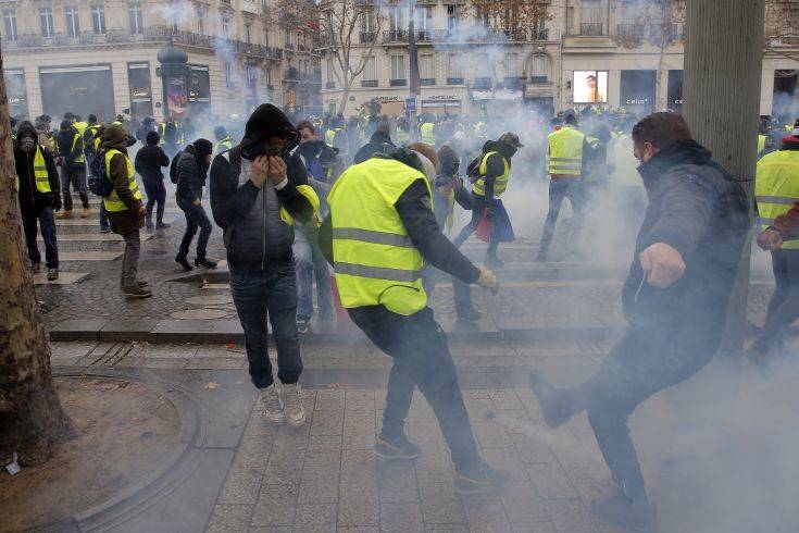 Πρόταση μομφής από τη γαλλική Αριστερά για τα «κίτρινα γιλέκα»