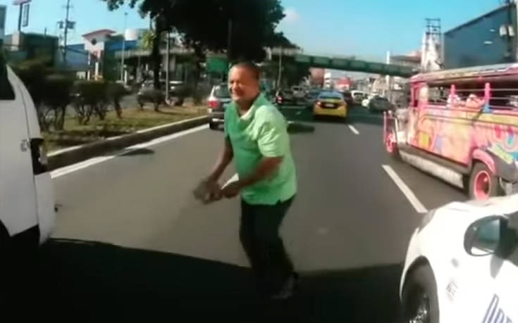 Οδηγός λεωφορείου και μοτοσικλετιστής σώζουν γατάκι από βέβαιο θάνατο