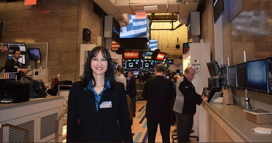 Η Έλενα Κουντουρά «χτύπησε» το καμπανάκι της Wall Street στη λήξη της συνεδρίασης