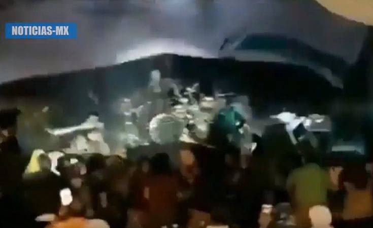 Η στιγμή που το τσουνάμι παρασέρνει μπάντα και θεατές στην Ινδονησία