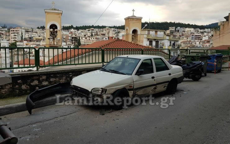 Μικρό λεωφορείο έπεσε σε παρκαρισμένα ΙΧ και κατέληξε σε μαντρότοιχο