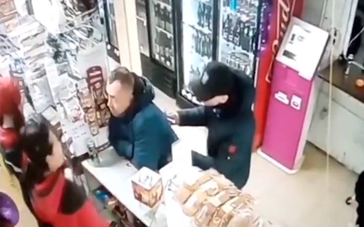 Τον σκότωσε στο ξύλο γιατί τον καθυστερούσε στην ουρά