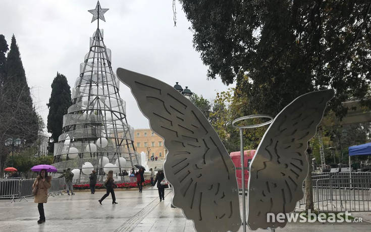 Εικόνες από τις προετοιμασίες πριν ανάψει το δέντρο στην Αθήνα