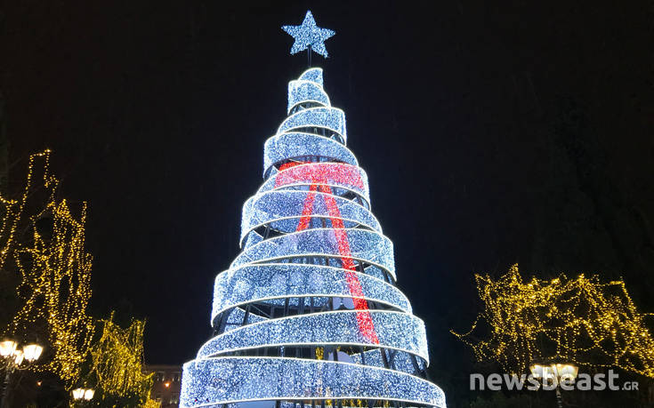 Φωταγωγήθηκε το χριστουγεννιάτικο δέντρο στην Αθήνα