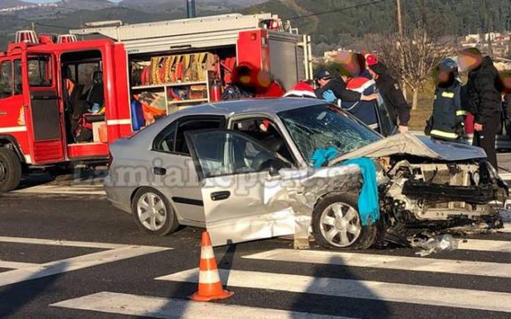 Σφοδρή σύγκρουση οχημάτων στην εθνική Λαμίας &#8211; Καρπενησίου