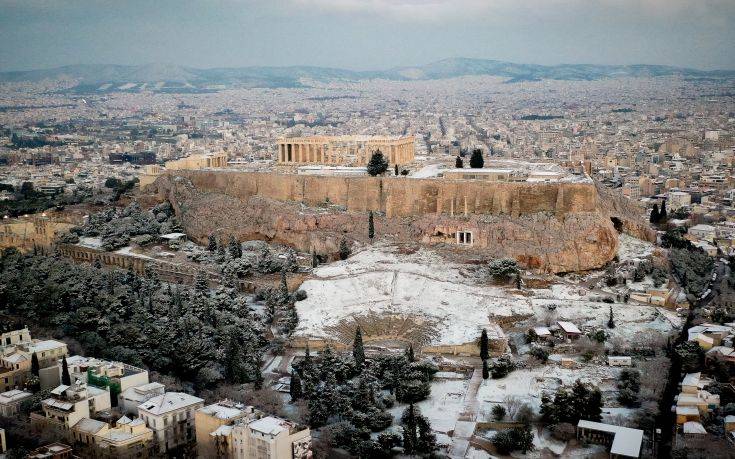 Ξημέρωσε με χιόνια και προβλήματα η Αττική