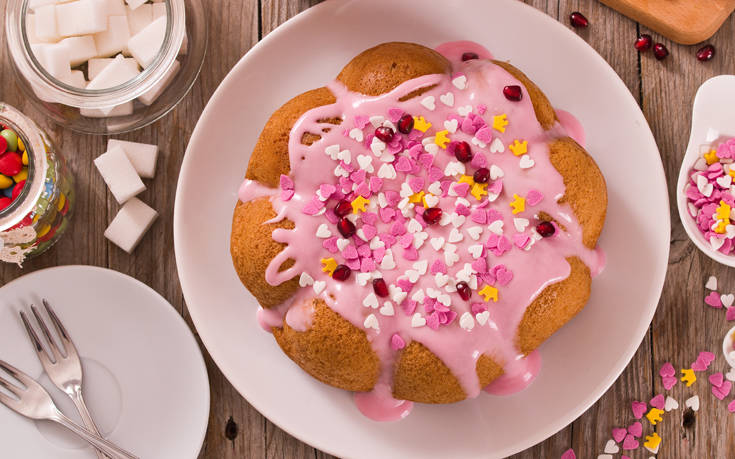 Κέικ καρύδας με ροζ γλάσο