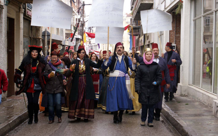 Βγήκαν στους δρόμους τα Ραγκουτσάρια παρά τις πολικές θερμοκρασίες