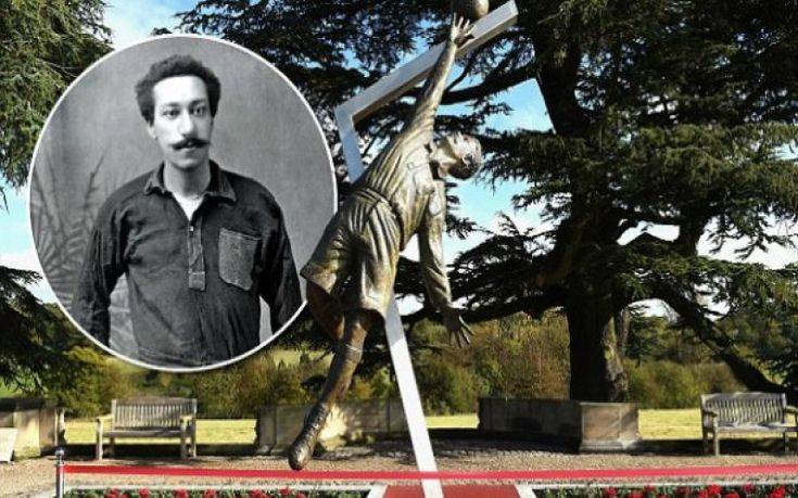 Ο πρώτος μαύρος που διέσχισε τη… λευκή γραμμή του ποδοσφαίρου