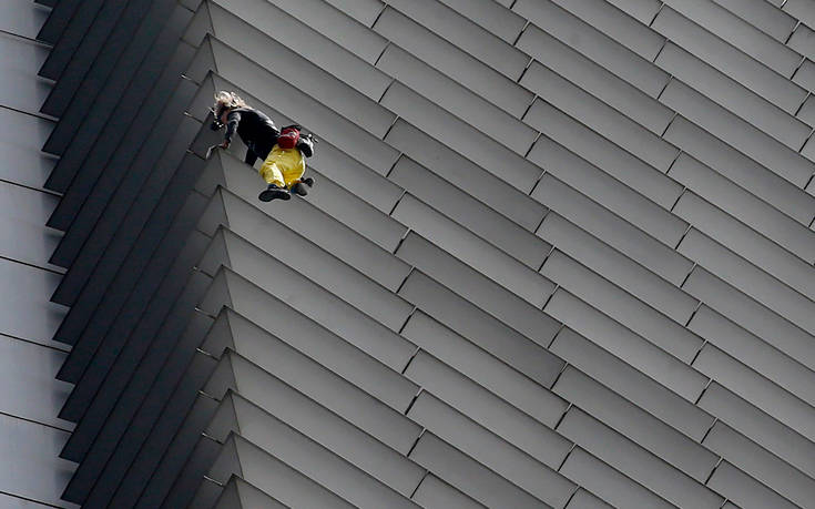 Τον θαύμασαν να σκαρφαλώνει σε ουρανοξύστη 217 μέτρων και μετά τον… συνέλαβαν