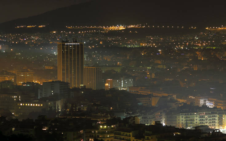 Άνδρας πήδηξε με αλεξίπτωτο από τον Πύργο των Αθηνών και προσγειώθηκε στην Β. Σοφίας