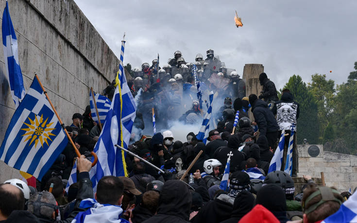 Τραυματίστηκαν 25 αστυνομικοί στο συλλαλητήριο στο Σύνταγμα