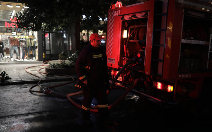 Απεγκλωβίστηκαν σώοι τρεις ηλικιωμένοι από την πυρκαγιά σε πολυκατοικία στη Θεσσαλονίκη