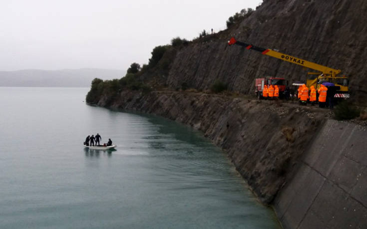 Δύτες ψάχνουν ακόμα την 35χρονη στο Αγρίνιο