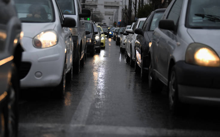 Μποτιλιάρισμα στην Αττική οδό λόγω τροχαίου