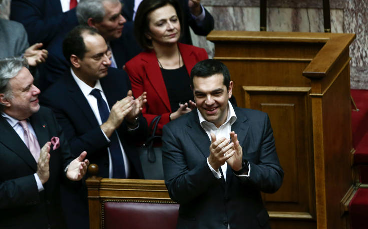 Το χειροκρότημα των βουλευτών του ΣΥΡΙΖΑ στην ανακοίνωση των αποτελεσμάτων από τον Βούτση