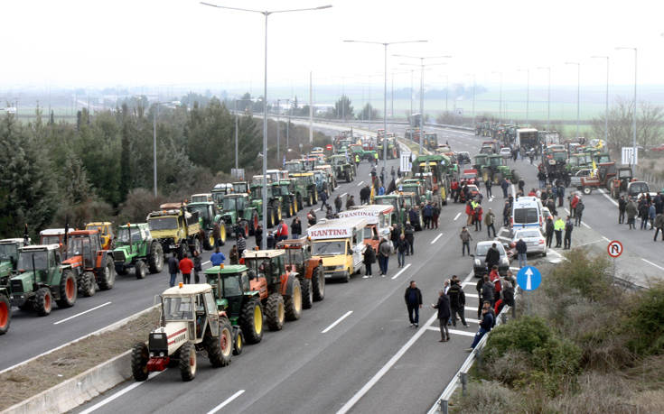 Αγρότες έκλεισαν την E.O. Αθηνών-Θεσσαλονίκης στο κόμβο της Νίκαιας