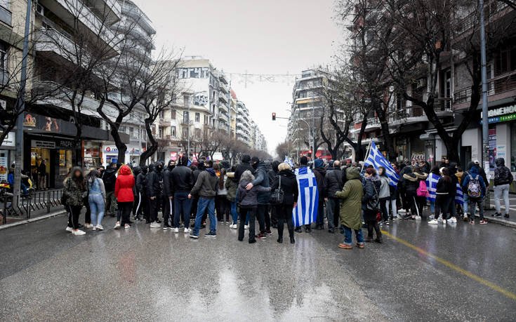 Μαθητές έκαναν πορεία για τη Μακεδονία και ξήλωσαν πινακίδες από ΙΧ Σκοπιανών