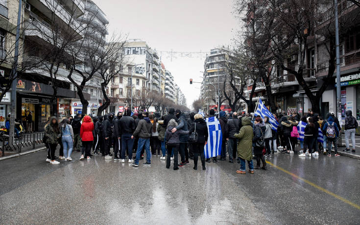 Μαθητές έκαναν πορεία για τη Μακεδονία και ξήλωσαν πινακίδες από ΙΧ Σκοπιανών