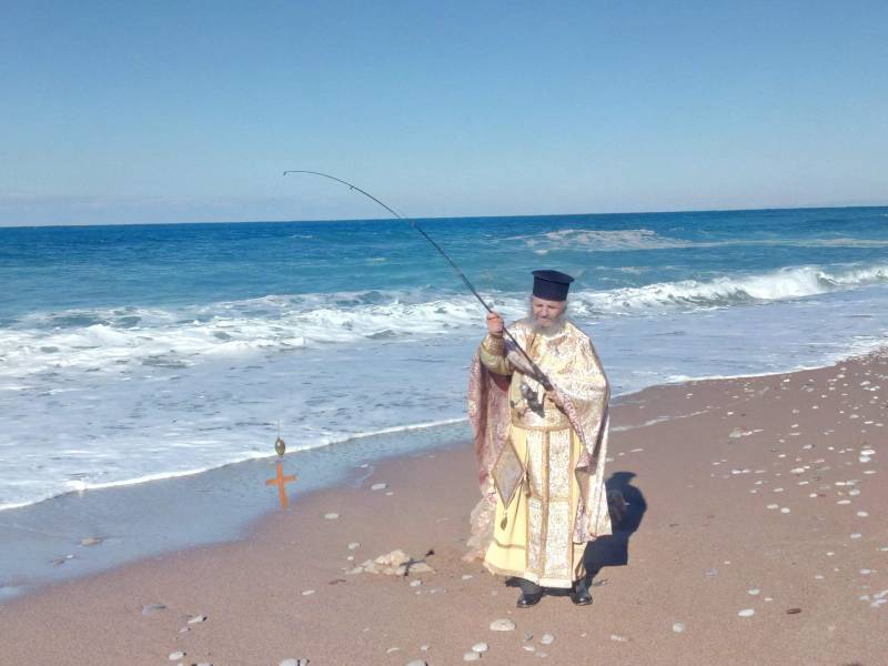 Με… καλάμι έριξε ο Παπάς τον Σταυρό στο Καλό Νερό