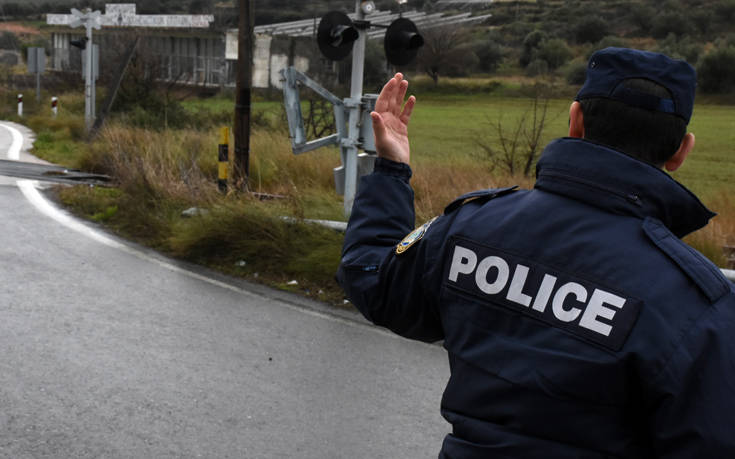 Τροχαίο με δύο εγκλωβισμένους στην αερογέφυρα της Θέρμης