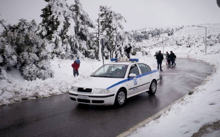 Χιονίζει στην Κηφισιά, σε επιφυλακή η τροχαία