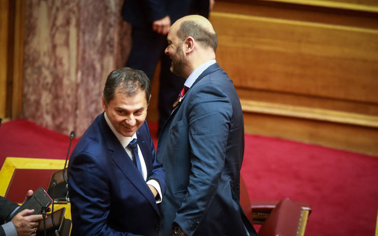 Θεοχάρης: Ο κ. Τσίπρας μοιράζει υπουργεία για να μείνει λίγο ακόμη στην κυβέρνηση