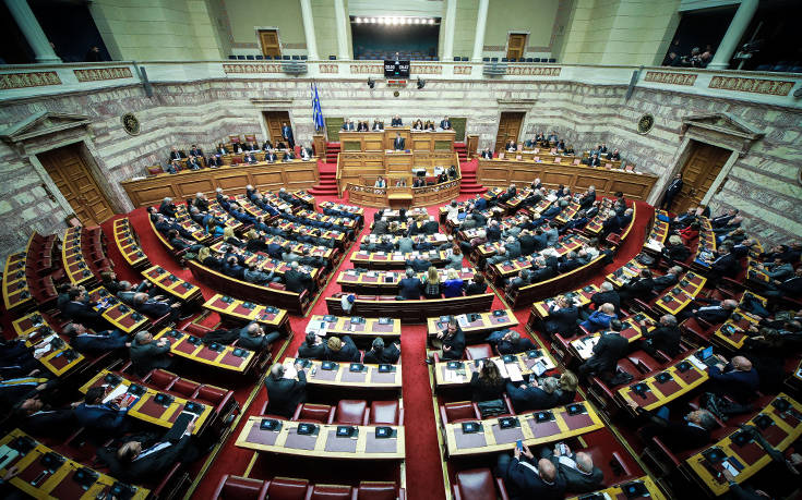 Χαμός στη Βουλή με βουλευτές που χτυπούσαν τα έδρανα