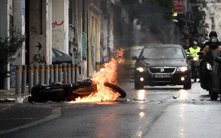 Μαχαίρωσαν μοτοσικλετιστή στο κέντρο επειδή τον πέρασαν για αστυνομικό