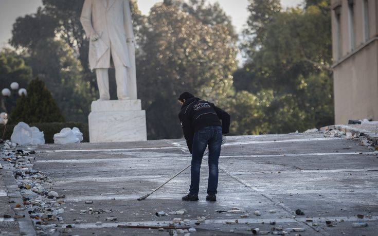 Τα σπασμένα στη Βουλή γέμισαν… 86 σάκους