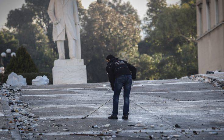 Τα σπασμένα στη Βουλή γέμισαν&#8230; 86 σάκους