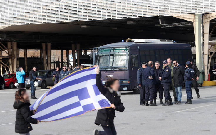 Αγρότες απέκλεισαν το τελωνείο των Ευζώνων, στα σύνορα με την ΠΓΔΜ