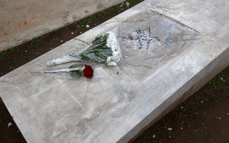 Σιωπηλή διαμαρτυρία για τη βεβήλωση του μνημείου του εβραϊκού νεκροταφείου στη Θεσσαλονίκη