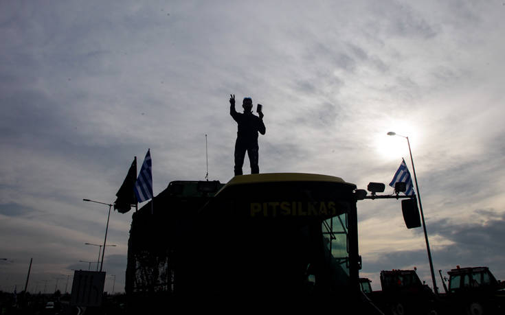 Αγρότες έκλεισαν την εθνική οδό στον κόμβο της Νίκαιας