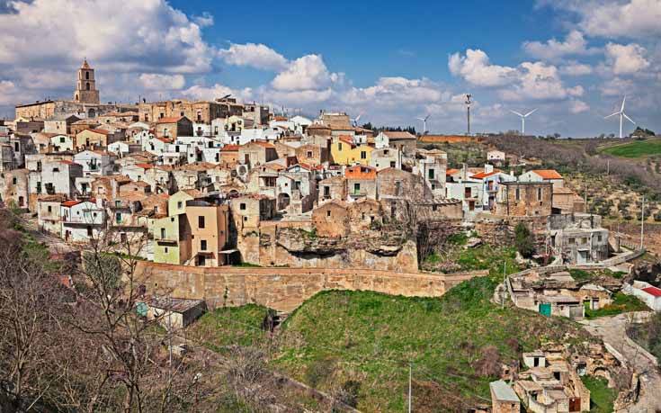 Πώς να μείνεις για τρεις μήνες δωρεάν σε ένα γραφικό χωριό του ιταλικού νότου