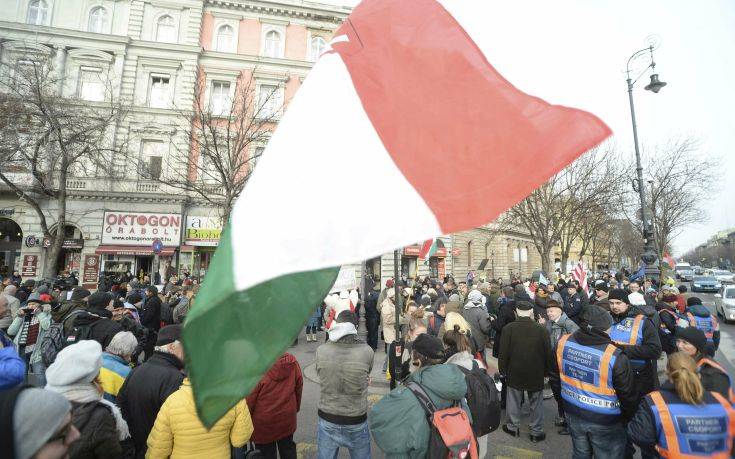 «Αρκετά πια» το μήνυμα χιλιάδων Ούγγρων προς τον Βίκτορ Όρμπαν